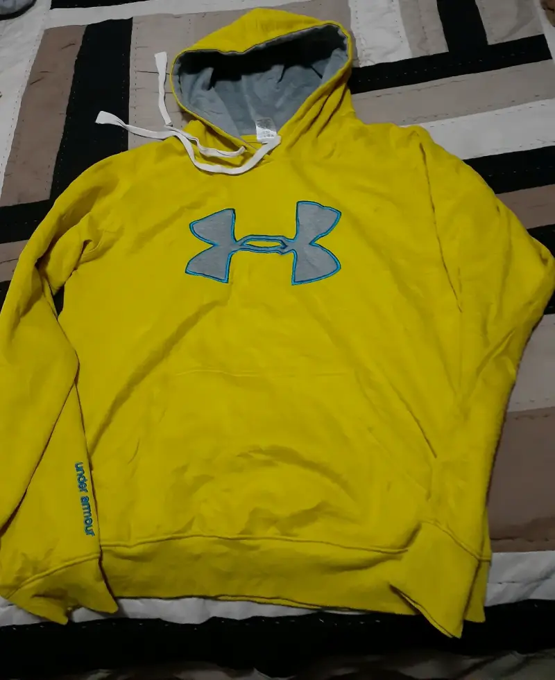 Polerón amarillo Under Armour con capucha - 1