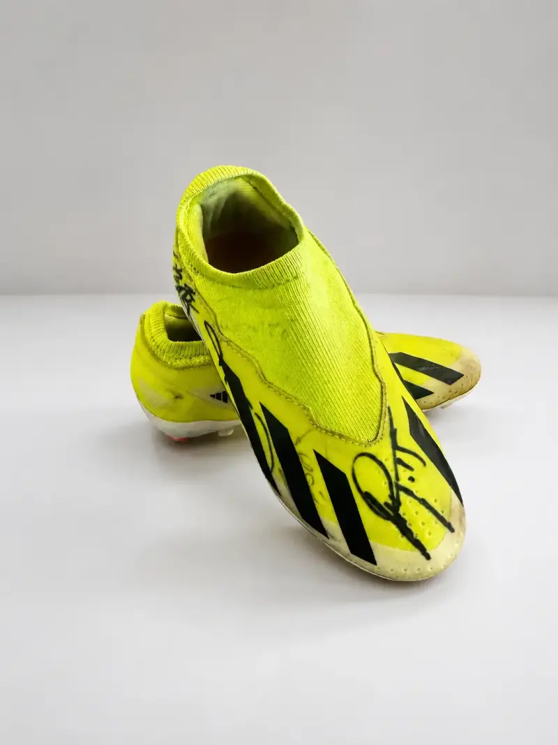 Botines de fútbol amarillos con diseño moderno