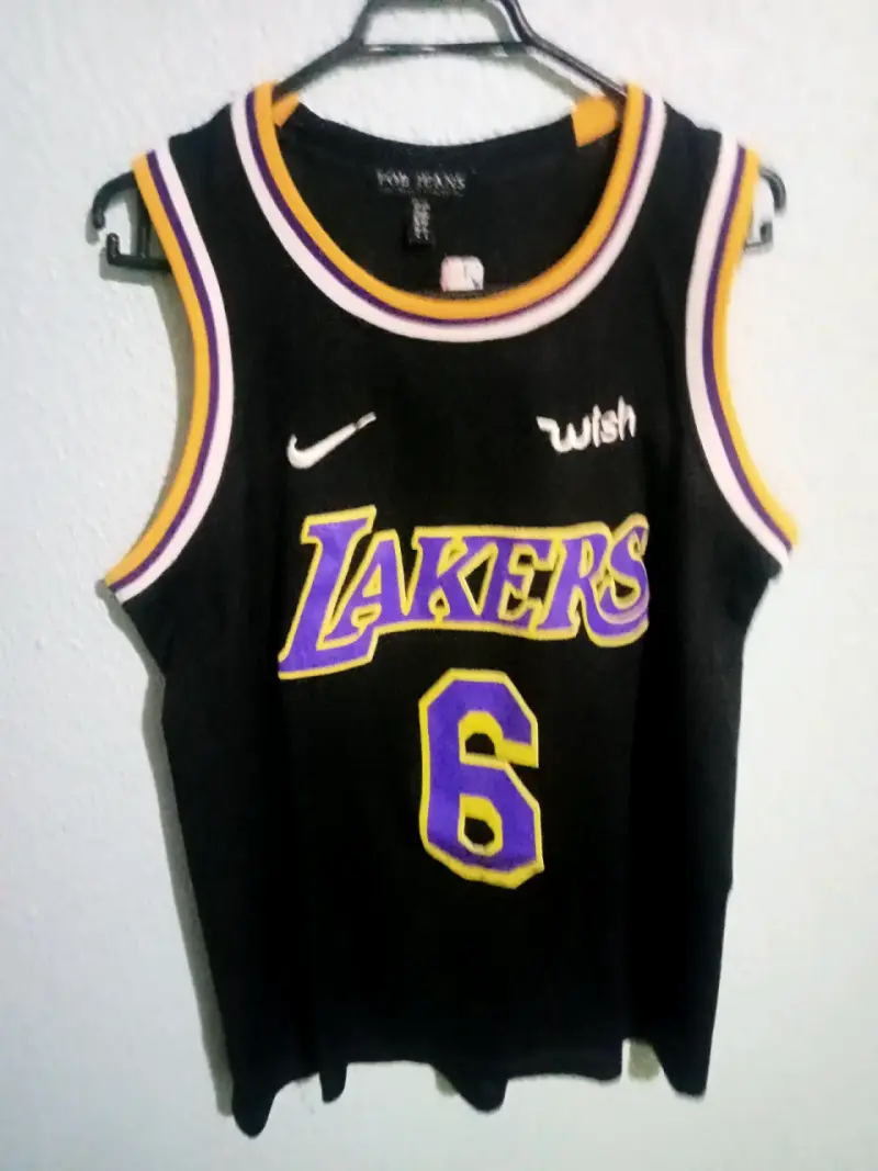 Camiseta Lakers negra número 6