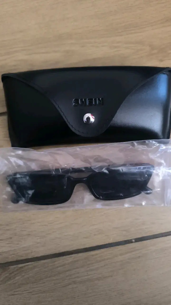 Gafas de sol negras Shein con estuche