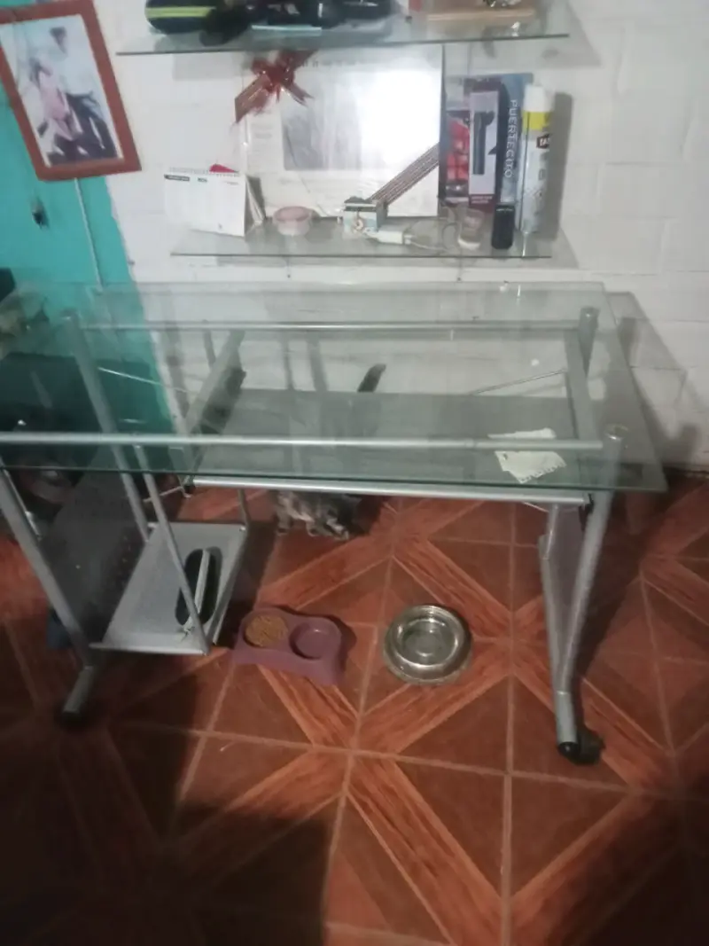 Escritorio de vidrio con estructura metálica - 1