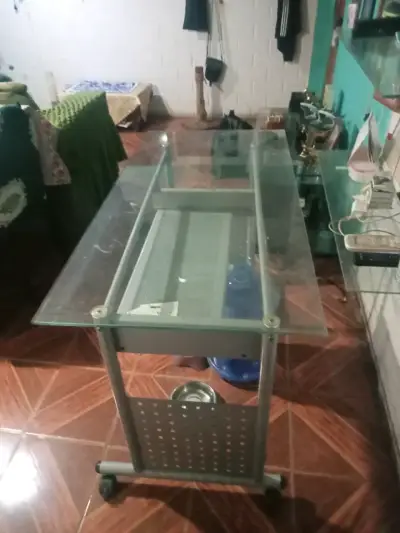 Escritorio de vidrio con estructura metálica - miniatura 2