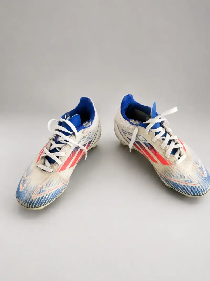 Zapatillas de fútbol Adidas blancas y azules