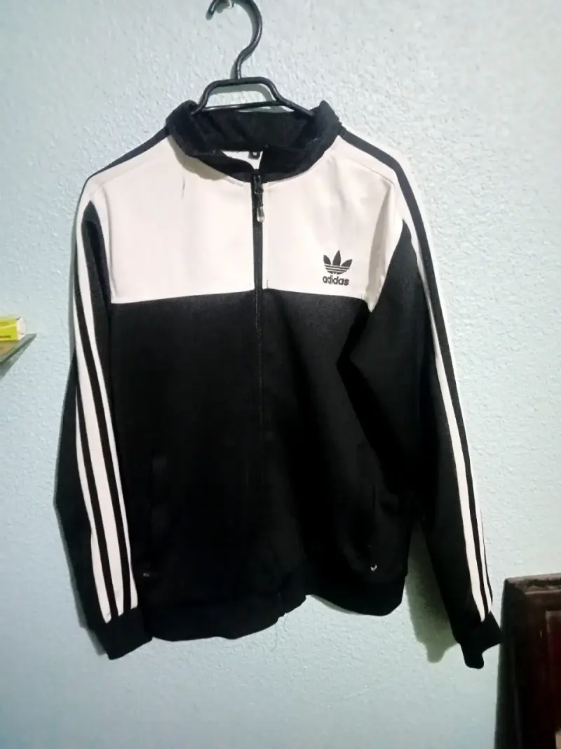 Chaqueta deportiva Adidas negra y blanca - 1