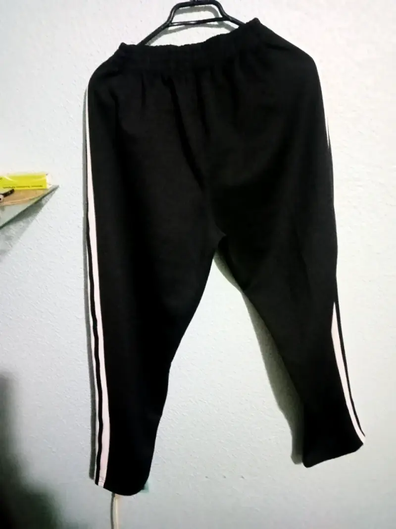 Chaqueta deportiva Adidas negra y blanca - 2