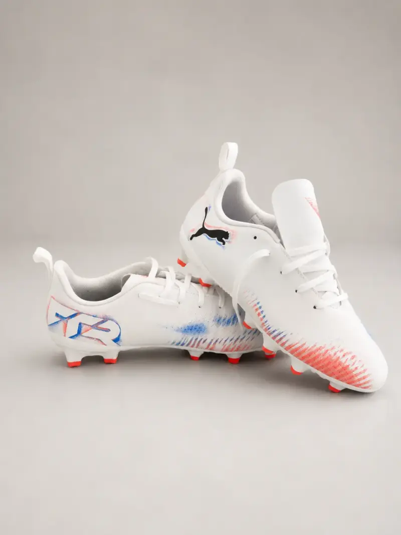 Botines de fútbol Puma blancos con diseño moderno