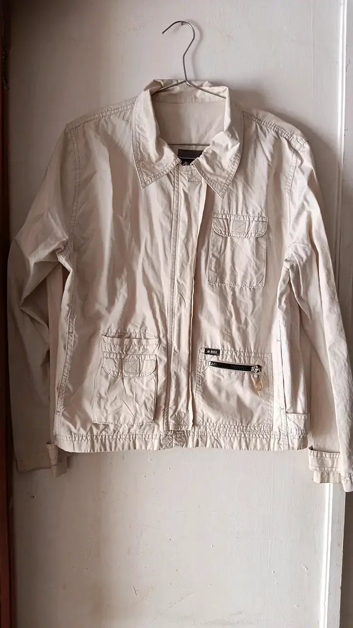 Chaqueta beige con bolsillos y cierre