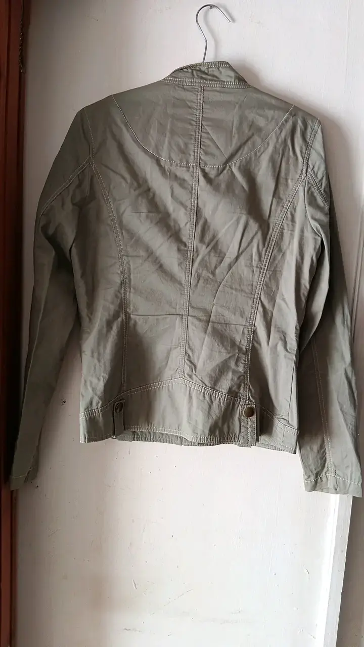 Chaqueta verde militar con cierre y bolsillos - 2