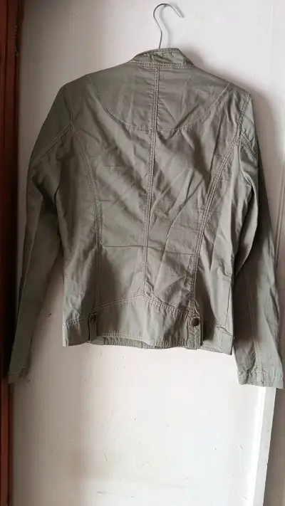 Chaqueta verde militar con cierre y bolsillos - miniatura 2