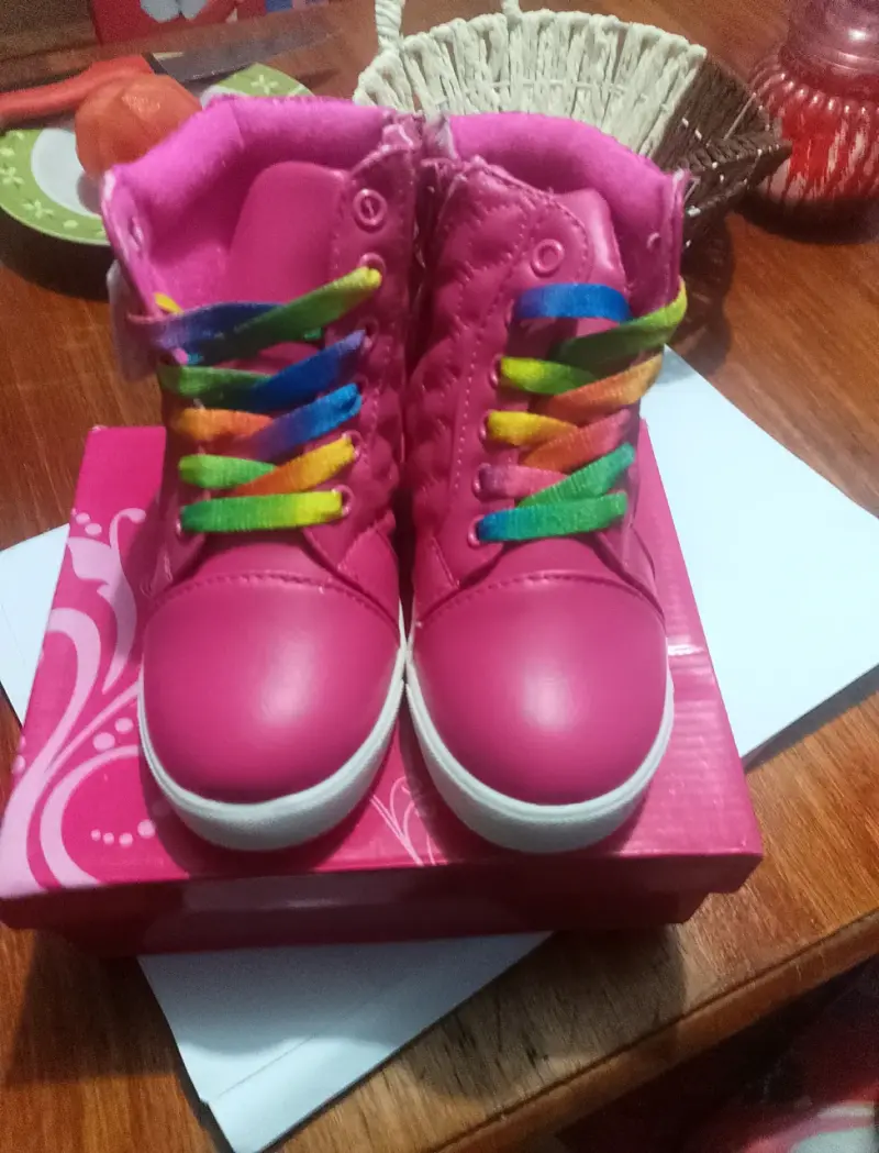 Zapatillas infantiles rosadas con cordones multicolor - 1