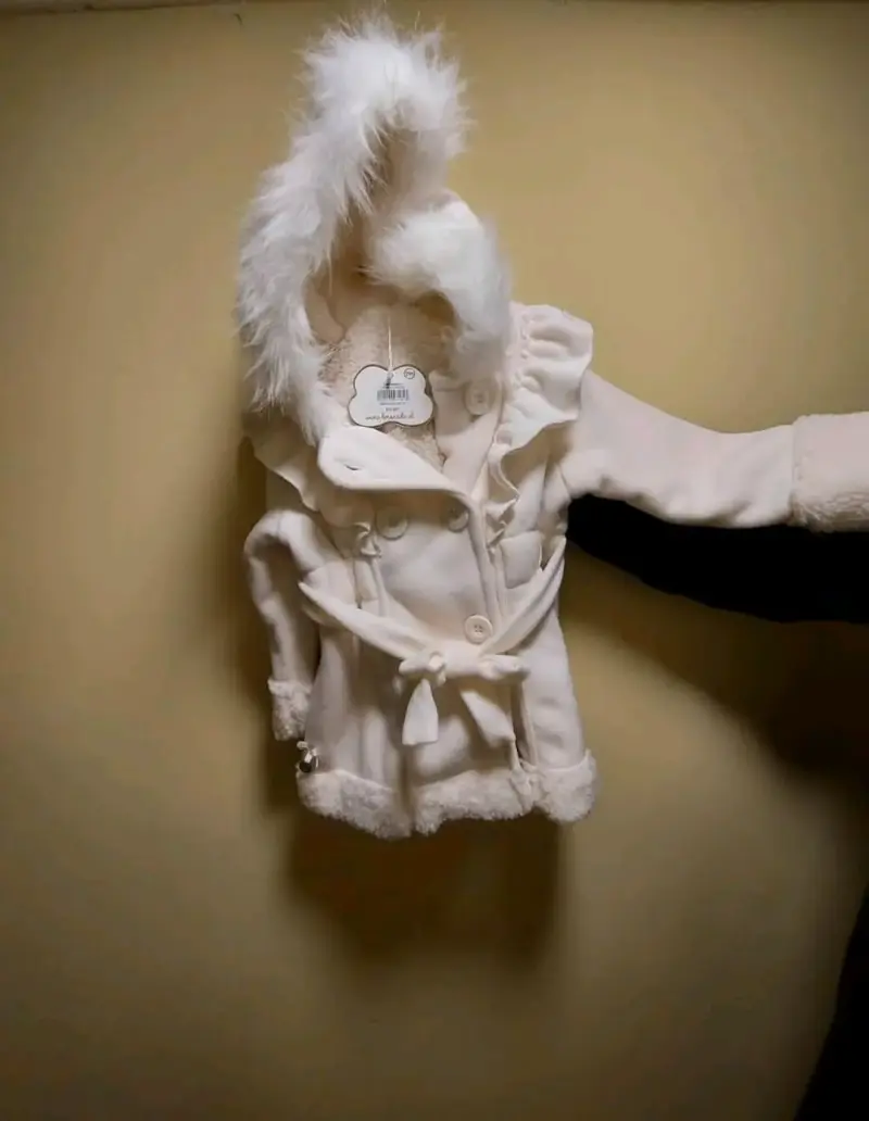 Abrigo infantil blanco con capucha de peluche - 1