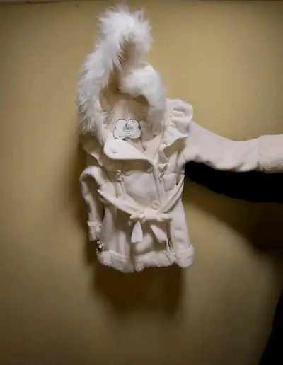 Abrigo infantil blanco con capucha de peluche - miniatura 1