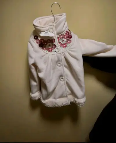 Abrigo infantil blanco con capucha de peluche - miniatura 2