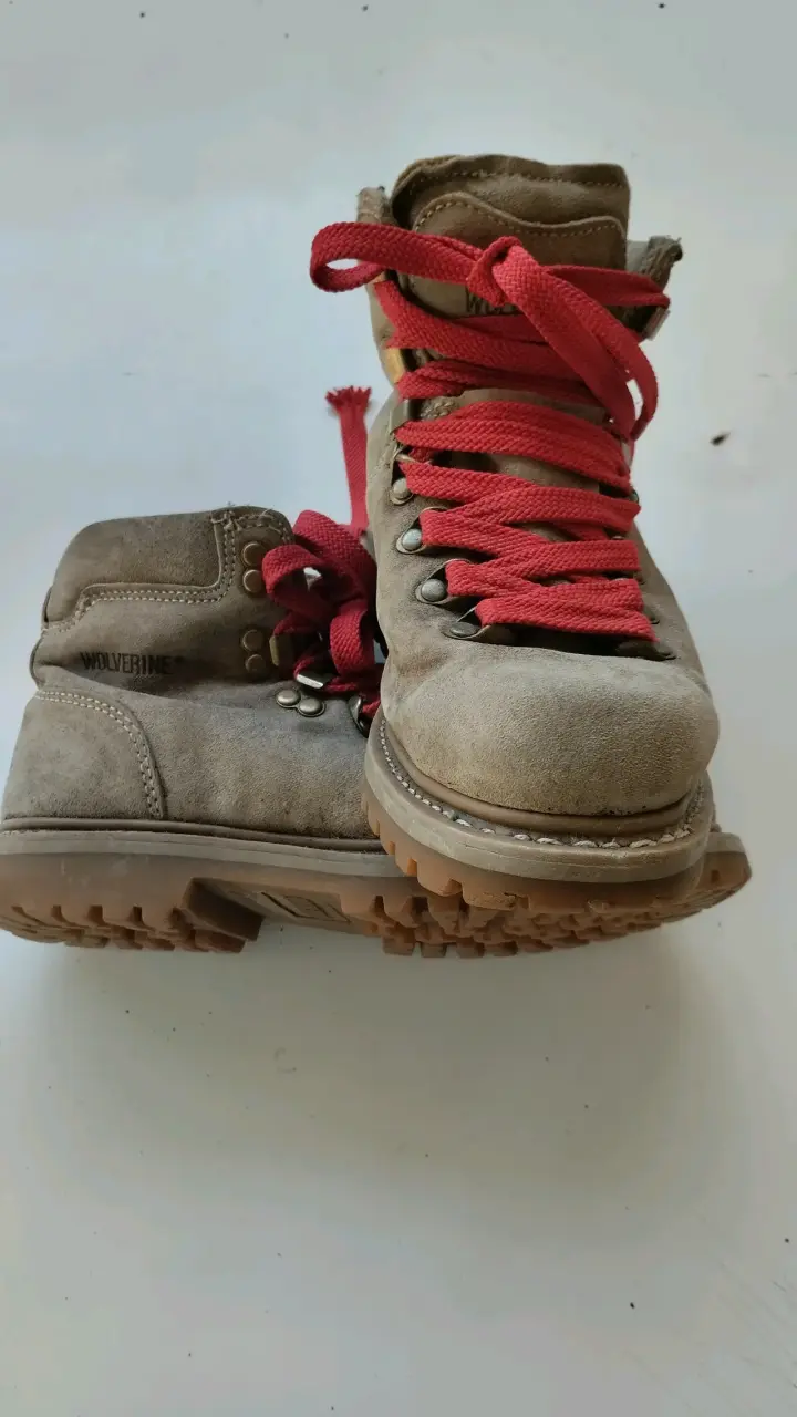 Botas de montaña Wolverine con cordones rojos - 1