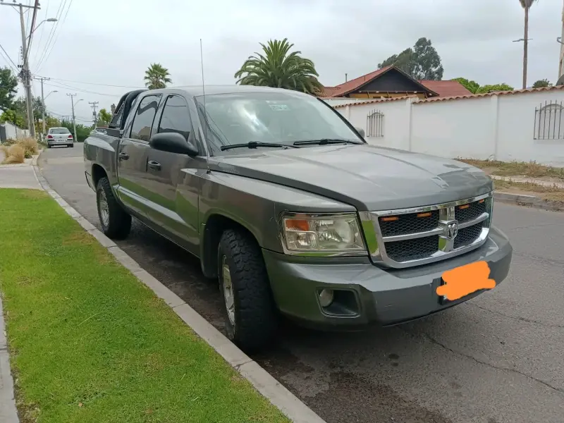 Camioneta Dodge Dakota gris en buen estado - 1