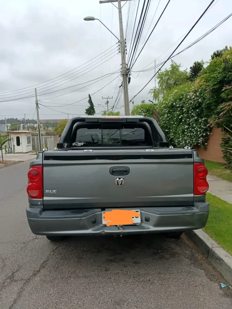 Camioneta Dodge Dakota gris en buen estado - 3