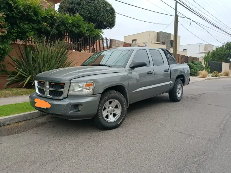 Camioneta Dodge Dakota gris en buen estado - 4