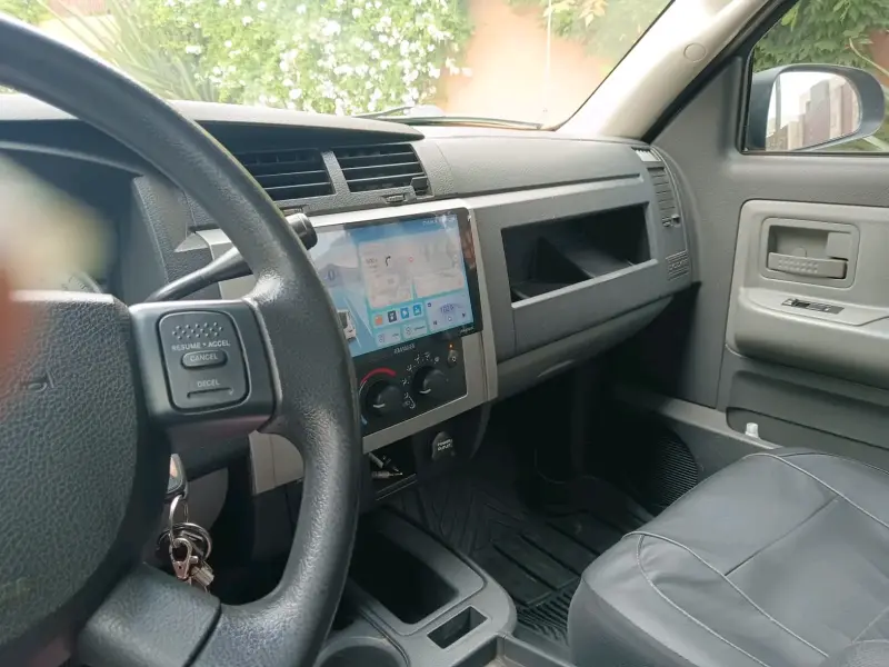 Camioneta Dodge Dakota gris en buen estado - 6