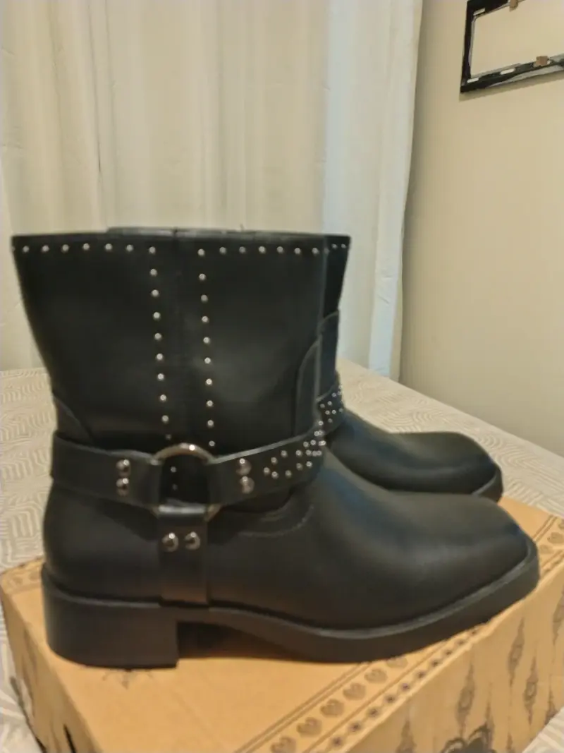 Botines negros de cuero con tachas - 3