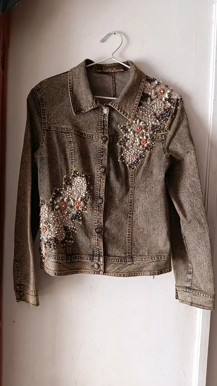 Chaqueta de mezclilla con bordado floral