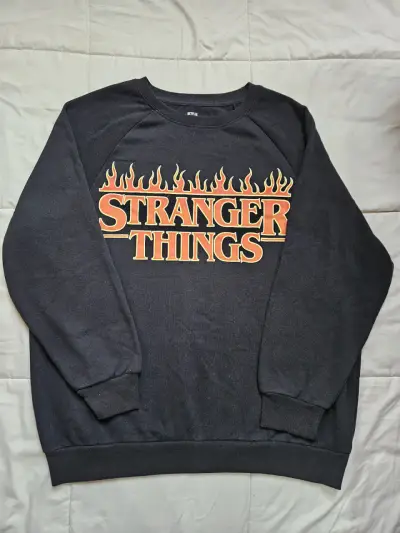 Polerón Stranger Things negro con diseño de llamas - miniatura 1