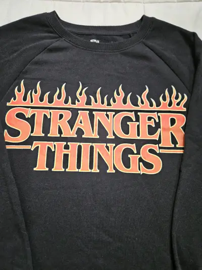 Polerón Stranger Things negro con diseño de llamas - miniatura 3