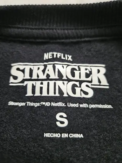 Polerón Stranger Things negro con diseño de llamas - miniatura 4
