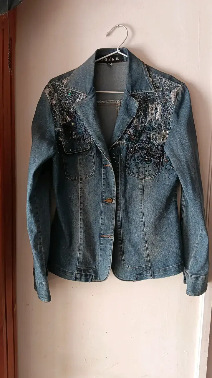 Chaqueta de mezclilla con bordado floral - 1