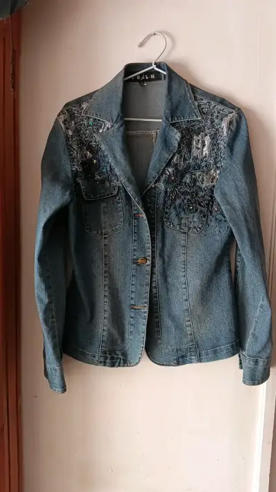 Chaqueta de mezclilla con bordado floral - miniatura 1