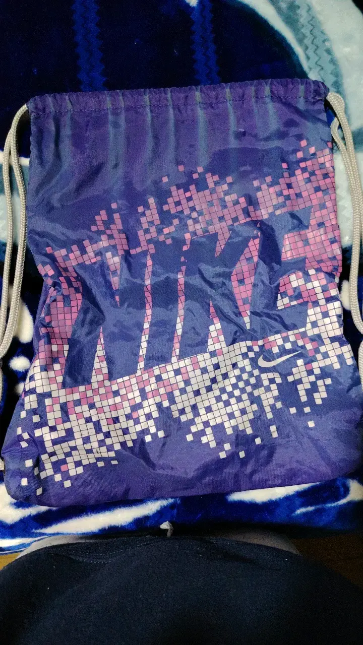 Bolsa deportiva Nike morada con diseño pixelado - 1