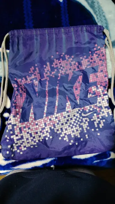Bolsa deportiva Nike morada con diseño pixelado - miniatura 1