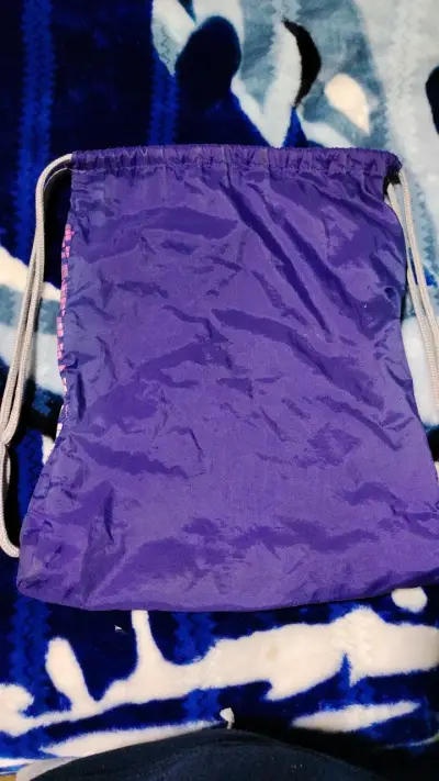 Bolsa deportiva Nike morada con diseño pixelado - miniatura 3