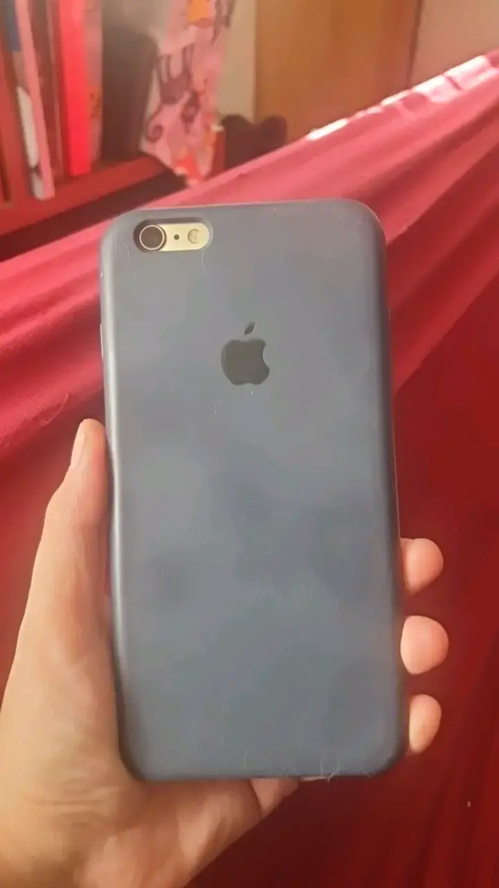 iPhone con funda protectora azul - 2