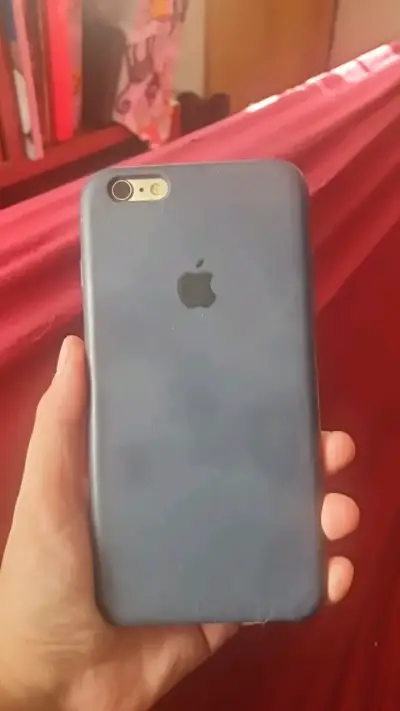 iPhone con funda protectora azul - miniatura 2