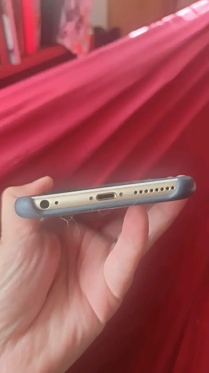 iPhone con funda protectora azul - 3