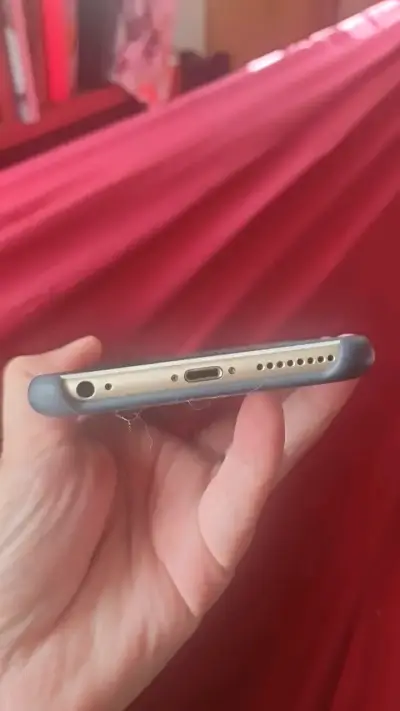 iPhone con funda protectora azul - miniatura 3