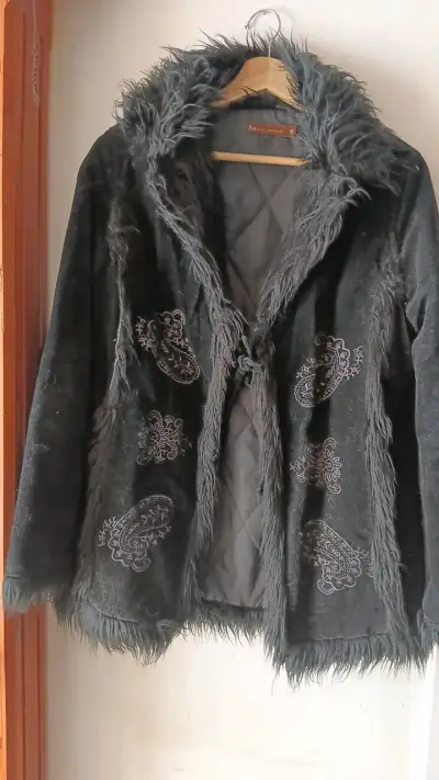 Chaqueta de piel sintética negra con bordados - miniatura 1