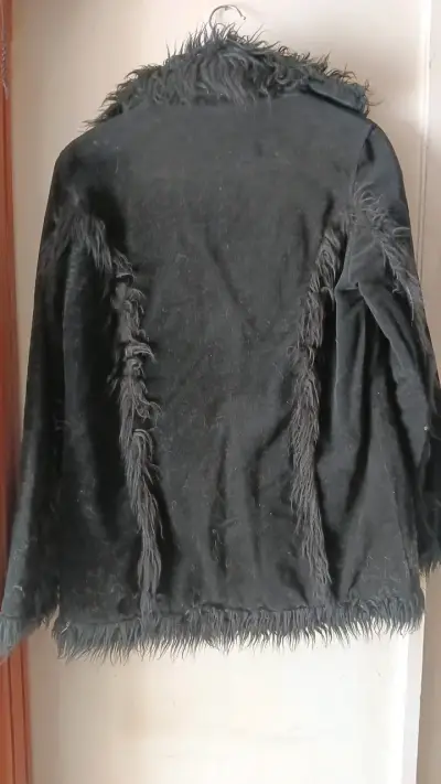 Chaqueta de piel sintética negra con bordados - miniatura 2