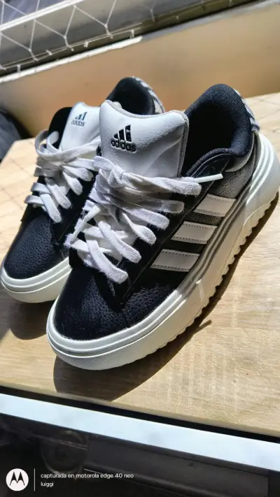 Zapatillas Adidas negras y blancas - miniatura 1