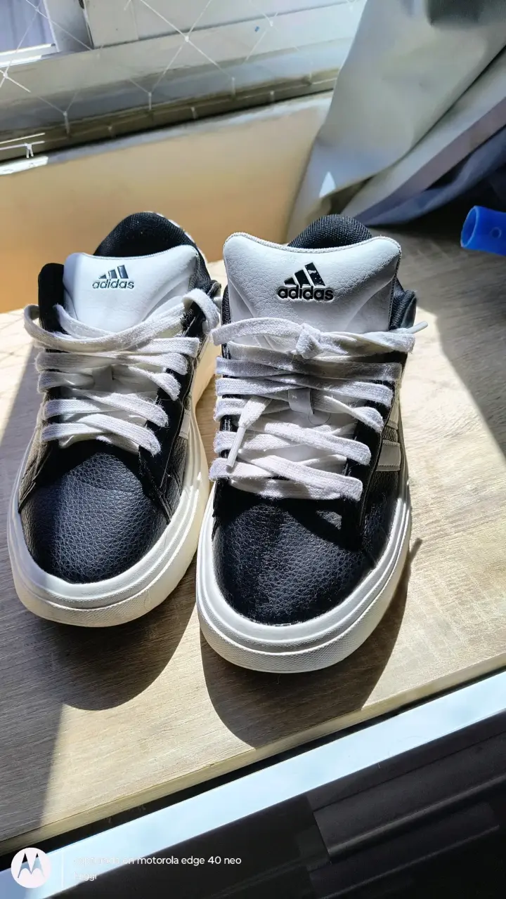 Zapatillas Adidas negras y blancas - 2