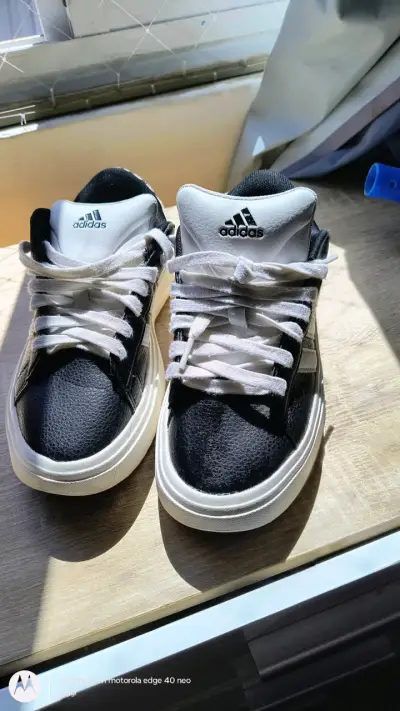 Zapatillas Adidas negras y blancas - miniatura 2