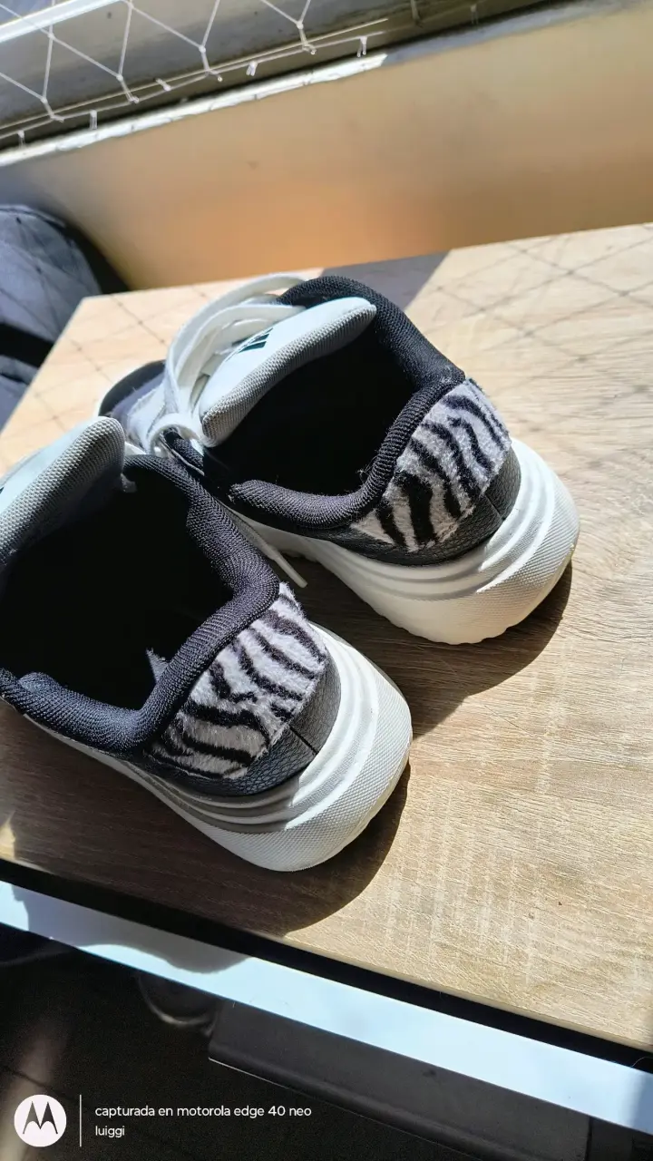 Zapatillas Adidas negras y blancas - 3