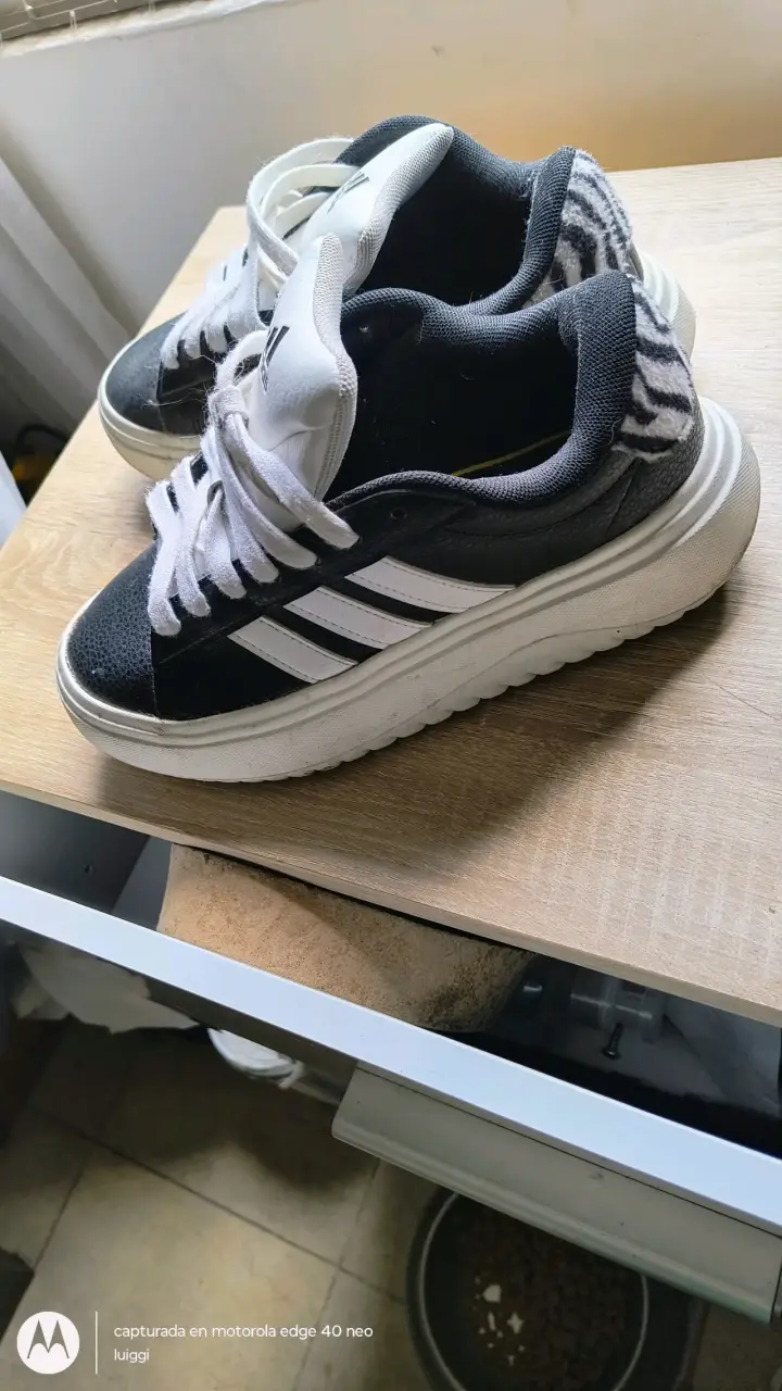 Zapatillas Adidas negras y blancas - 4