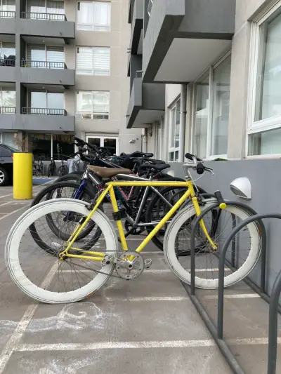 Bicicleta urbana amarilla con ruedas blancas - miniatura 1