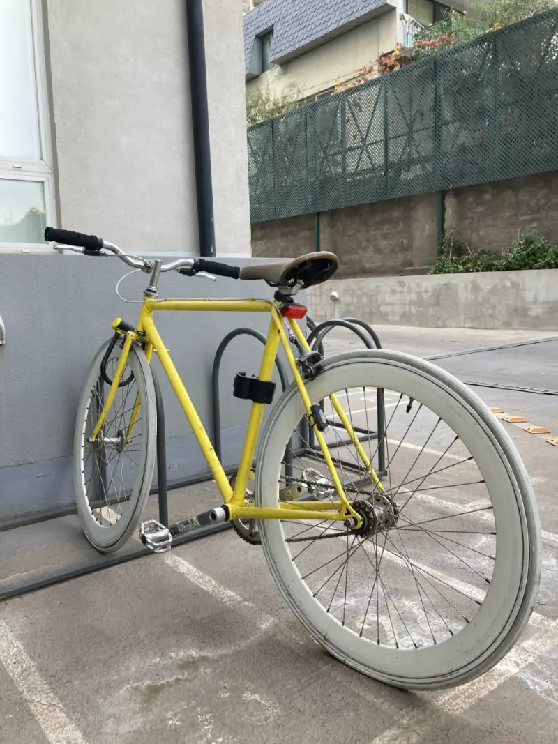Bicicleta urbana amarilla con ruedas blancas - 2