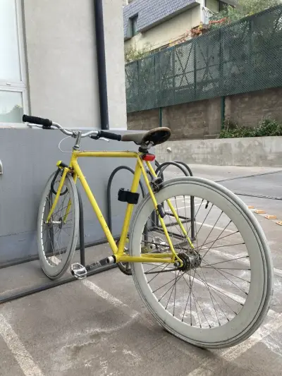 Bicicleta urbana amarilla con ruedas blancas - miniatura 2
