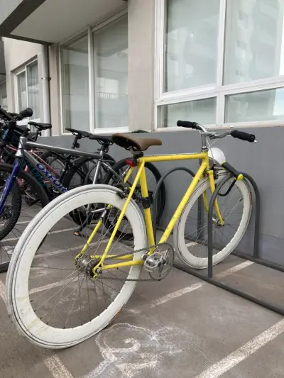 Bicicleta urbana amarilla con ruedas blancas - miniatura 3