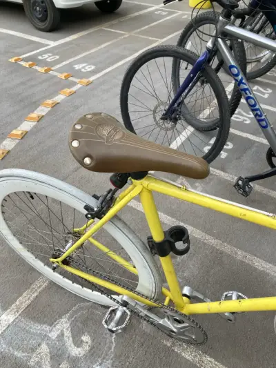 Bicicleta urbana amarilla con ruedas blancas - miniatura 4