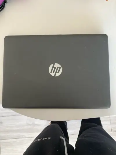 Laptop HP en buen estado - miniatura 1
