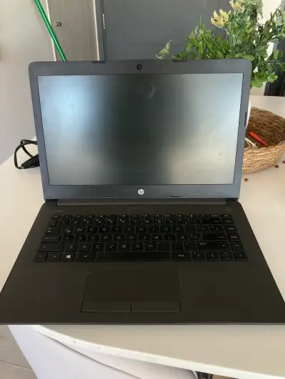 Laptop HP en buen estado - miniatura 2
